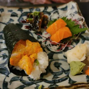 Spicy scallop handroll and others.