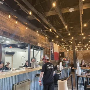 Rustic feel and nice lighting !