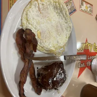6oz Sirloin, 3 eggs, 2 bacon. Excellent!