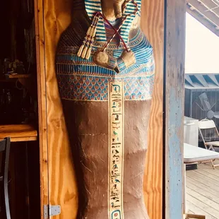 a statue of an egyptian pharaoh