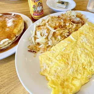 Cheese Omelette with Hash Browns &amp; Golden Pancakes