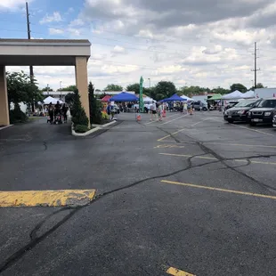 a parking lot full of vendors