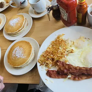 Classic American breakfast with fluffy pancakes. Enough to take home as well!