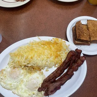 Eggs and bacon with hashbrowns n wheat toast