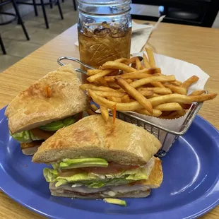 Chicken Sandwich w/ Fries