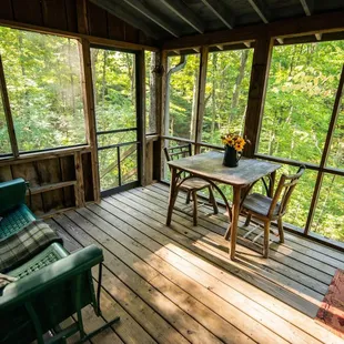 Screen porch at Covered Bridge Log Cabin