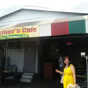 In back behind the row of stands fscing Hillsborough is this Mexican eatery. Will come back to try