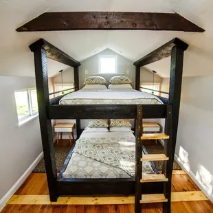Custom double queen bunk bed in the Splendid Vista cottage