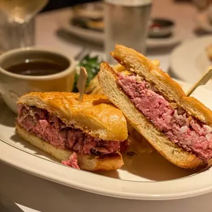 a roast beef sandwich on a plate