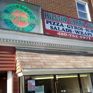 the front of a pizza shop