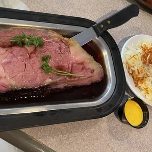 a roasting pan with meat in it