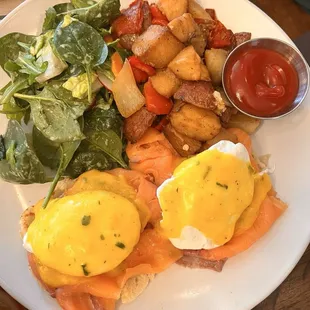 Eggs Benedict with smoked salmon