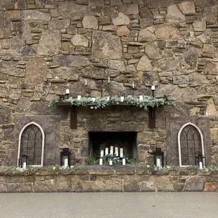 An example of fireplace decoration for a wedding.