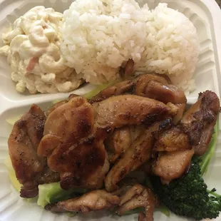 Chicken plate served with cabbage, broccoli, macaroni, and rice
