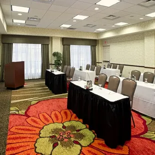 This Bloomington, IN meeting space offers state-of-the-art A/V equipment and onsite catering options.