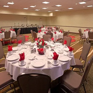 With a maximum capacity of 350, this hotel is the perfect venue for small or large receptions.