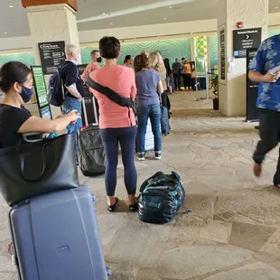 This is the Honors members check in line