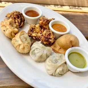 HIMALAYAN PLATTER 1 Samosa, 2 Vegetable Momo, 2 Meat Kothe and 4 Pyaazi