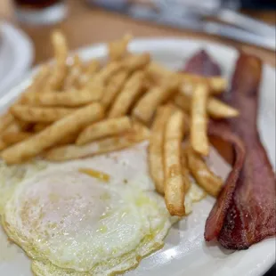 Eggs over medium mit bacon &amp; fries