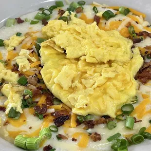 Jessie's bowl ... BIG bowl of cheesy grits mit eggs