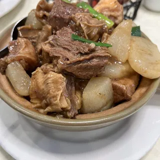 R4. Curry Beef Stew in Pot