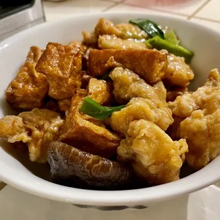 R9. Braised Sea Bass Chunk with Tofu in Pot