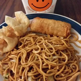 Chicken lo mein. Pretty good here!