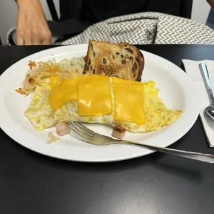 Ham and cheese omelet with raisin toast
