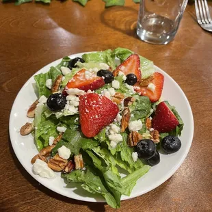 Berry and pecan Salad with champagne dressing