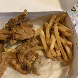6 Little wings and fries covered in hip hop special spice (crack)