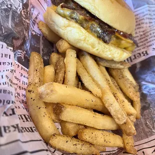 Kid&apos;s Cheeseburger w French Fries