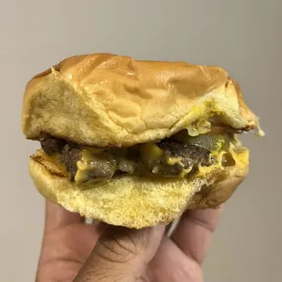 Kid&apos;s Cheeseburger to go