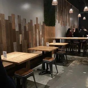 Empty table for 20minutes while 20 people waiting for table inside and outside.