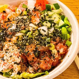 Spicy salmon and hawaiian tuna salad bowl