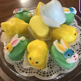 a plate of easter cupcakes