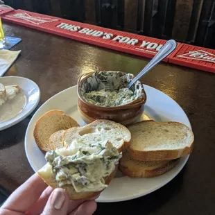 Spinach dip with toasted bread