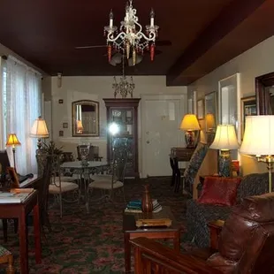 The Magnolia Room sitting area is very inviting and comfy, and includes a complimentary computer for Guests to use.