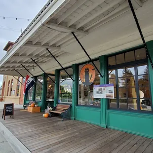 O'Brien's ice cream parlor and candy shop/ Pacific Hotel