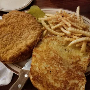 Breaded tenderloin sandwich (full)