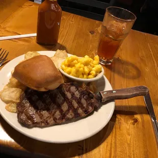 Ribeye, macaroni &amp; cheese, chips