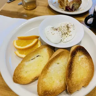 Poached eggs with baguette
