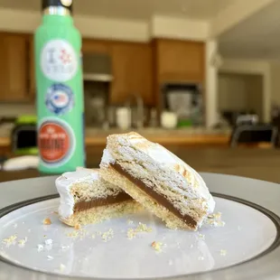 Alfajor meringue with dulce de leche