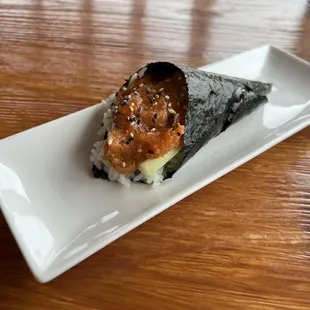 Spicy salmon hand roll