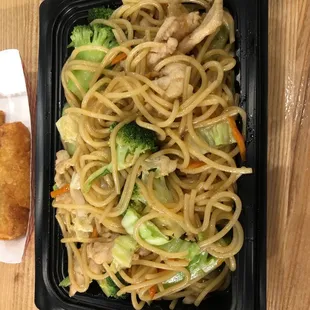 Chicken Lo Mein with broccoli
