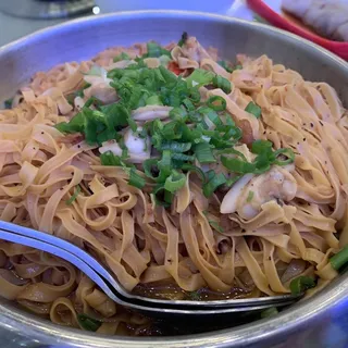 Sizzling Clam Noodle w/Crab Roe Paste