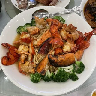 Steamed Lobster in Garlic Over Flat Noodle