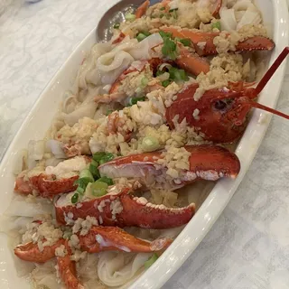 Steamed Lobster in Garlic Over Flat Noodle