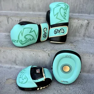 New Colorway Rival Boxing Boxing gloves and Focus mitts