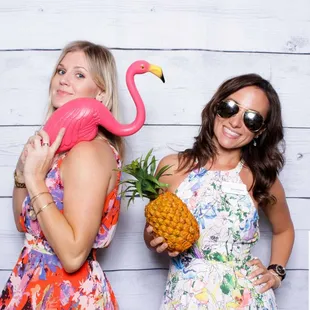 HNL Photobooth Company is Hawaii's leading modern and professional photo booth/360 video experience. 
http://www.hnlphotoboothco.com