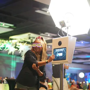 HNL Photobooth Company is Hawaii's leading modern and professional photo booth/360 video experience. 
http://www.hnlphotoboothco.com